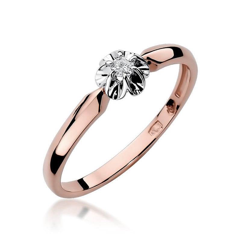 Nahaufnahme eines 585 Roségold Verlobungsrings mit einem funkelnden Diamanten in einer blütenartigen Fassung. Der Ring strahlt Eleganz und Schlichtheit aus.
