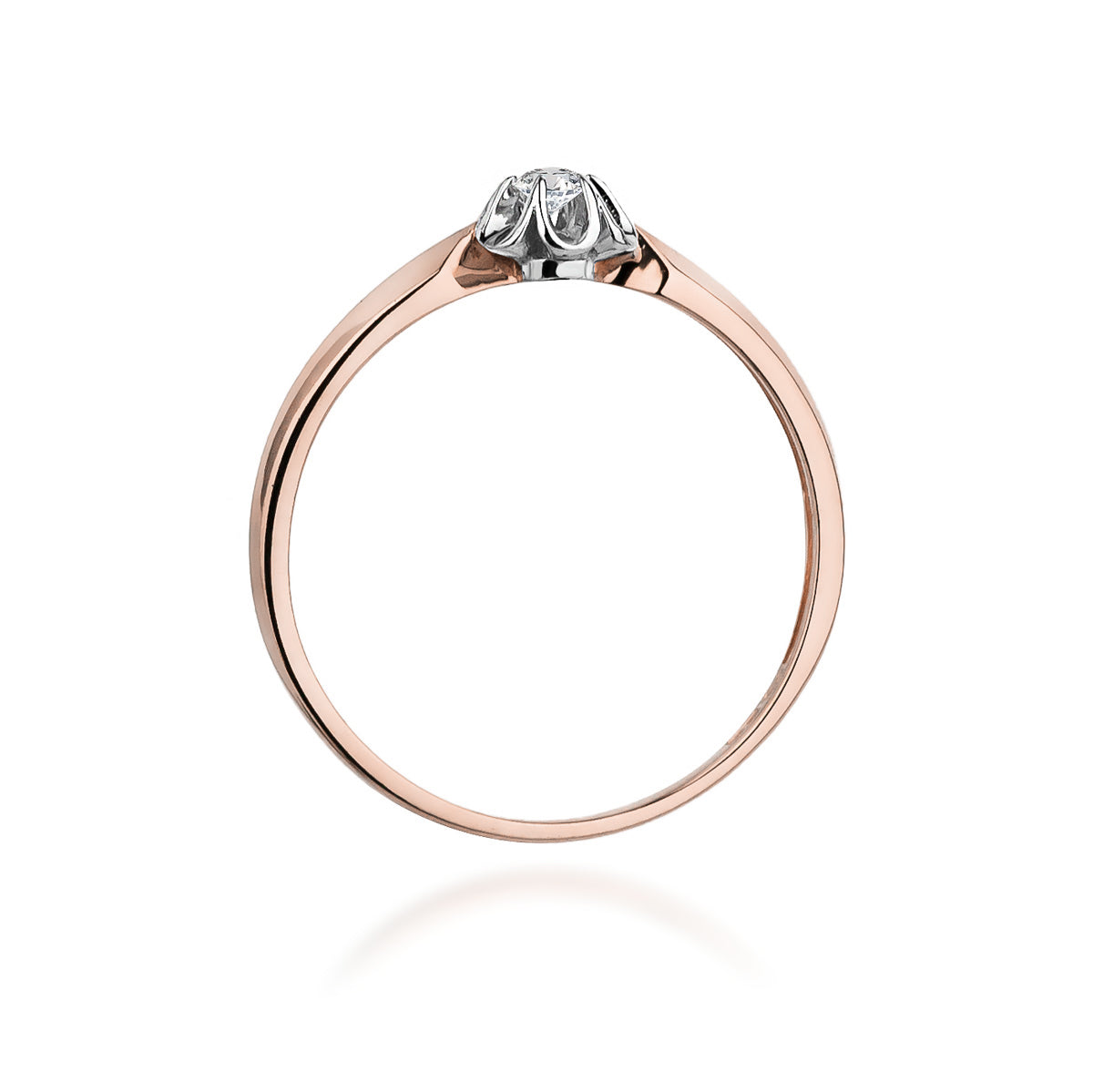 Seitenansicht eines 585 Roségold Verlobungsrings mit einem in einer blütenförmigen Fassung gefassten Diamanten. Der Ring ist fein und elegant gestaltet.