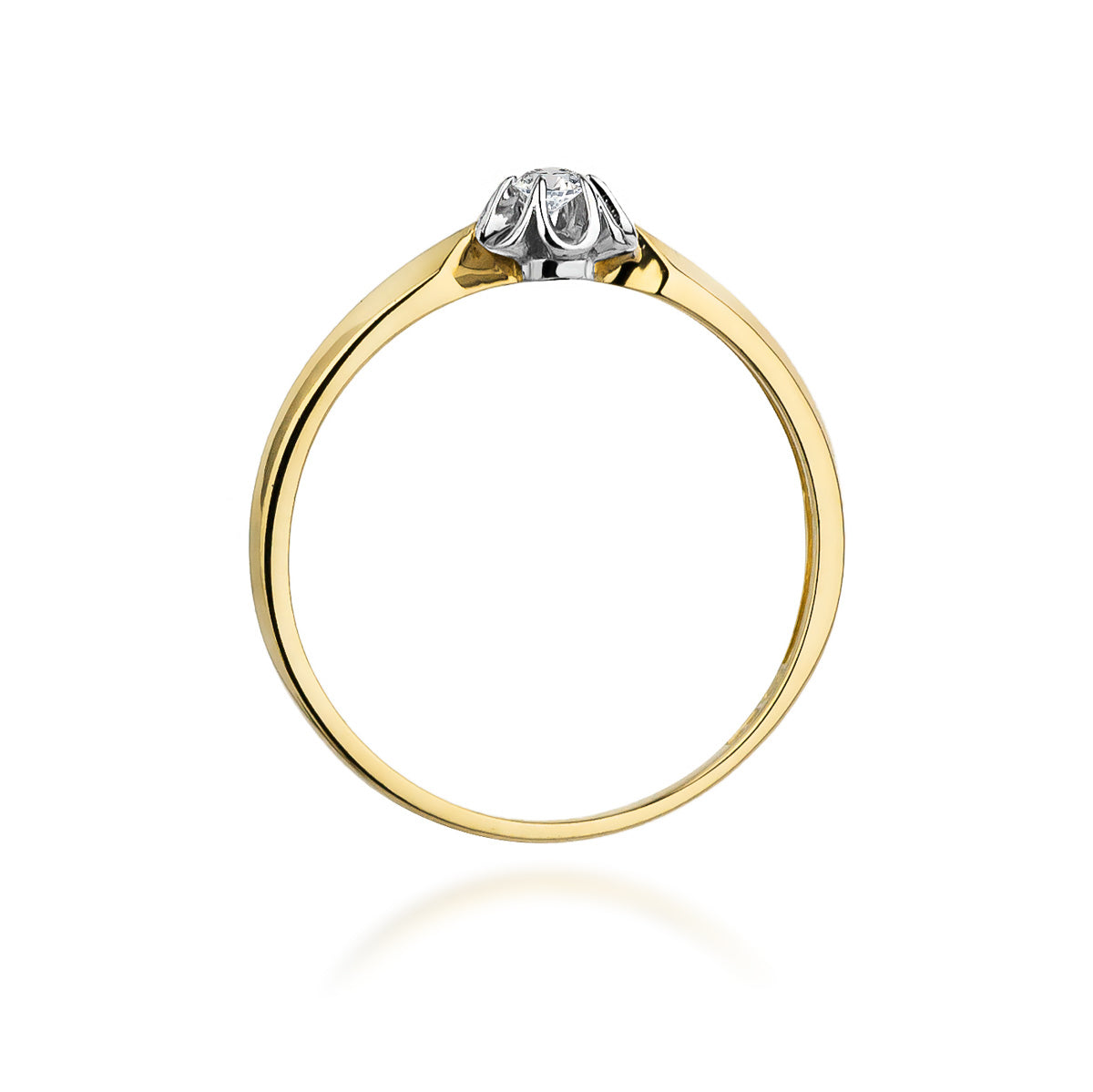Seitenansicht eines 585 Gold Verlobungsrings, der die einzigartige, blütenartige Fassung des Diamanten zeigt. Der Ring ist fein und elegant gestaltet.