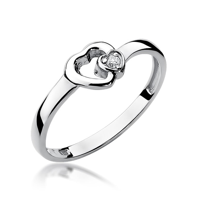 Ein eleganter Verlobungsring aus 585er Weißgold mit zwei ineinandergreifenden Herzen und drei funkelnden Diamanten. Die hochglanzpolierte Oberfläche und das raffinierte Design machen diesen Ring zu einem echten Blickfang.