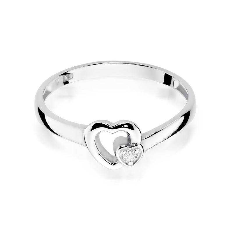 Ein stilvoller Verlobungsring aus 585er Weißgold mit zwei ineinandergreifenden Herzen und drei Diamanten. Der Ring zeichnet sich durch seine schlanke Form und die glänzende Oberfläche aus, was ihn besonders attraktiv macht.
