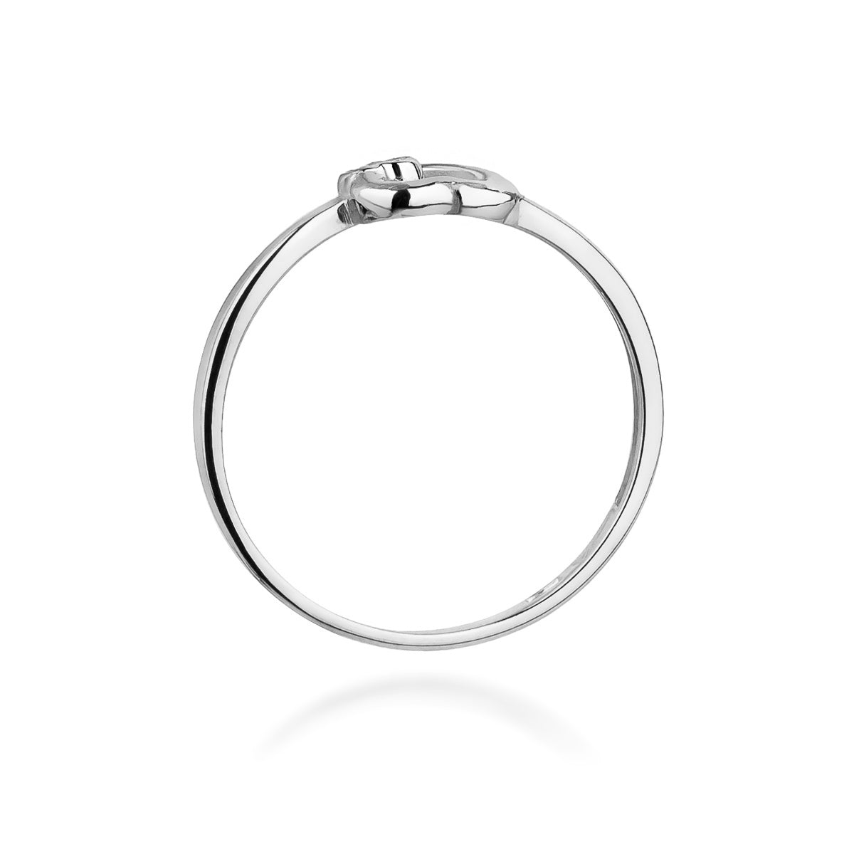 Ein wunderschöner Verlobungsring aus 585er Weißgold mit zwei ineinandergreifenden Herzen und drei funkelnden Diamanten. Der Ring wird an einer Hand getragen und zeigt eine elegante und filigrane Verarbeitung. Perfekt für besondere Anlässe.