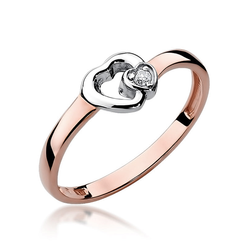 Ein wunderschöner Verlobungsring aus 585er Roségold mit zwei ineinandergreifenden Herzen und drei funkelnden Diamanten. Der Ring wird an einer Hand getragen und zeigt eine elegante und filigrane Verarbeitung. Perfekt für besondere Anlässe.