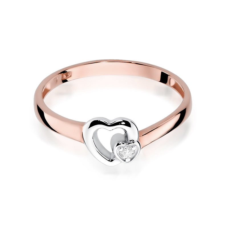 Ein eleganter Verlobungsring aus 585er Roségold mit zwei ineinandergreifenden Herzen und drei funkelnden Diamanten. Die hochglanzpolierte Oberfläche und das raffinierte Design machen diesen Ring zu einem echten Blickfang.