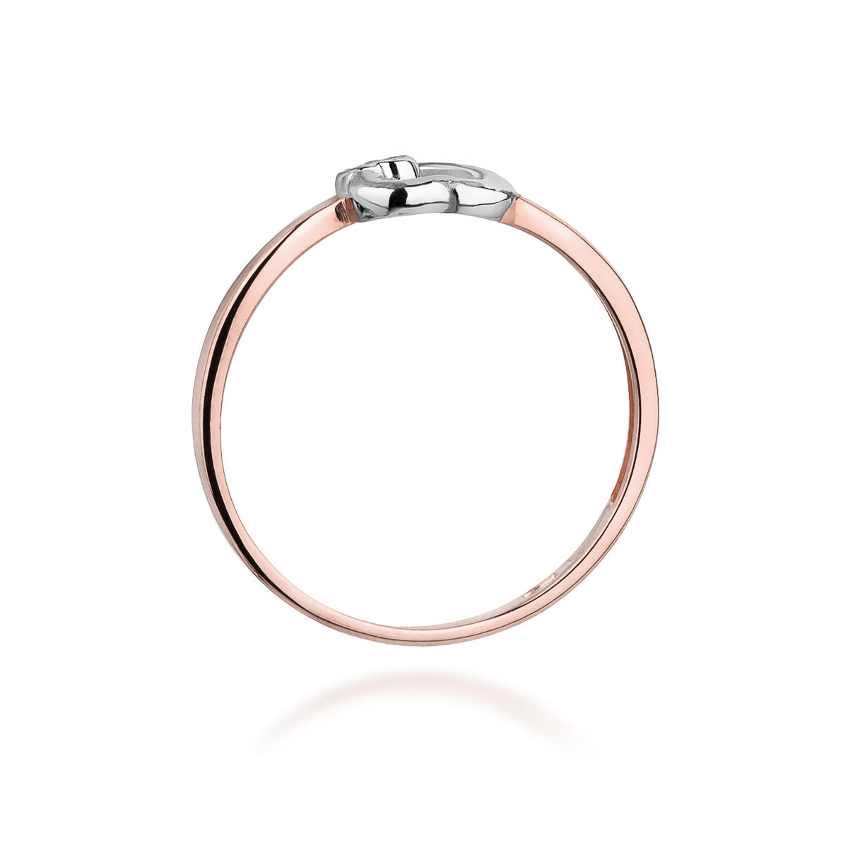 Seitenansicht eines eleganten Verlobungsrings aus 585er Weißgold mit zwei ineinandergreifenden Herzen und drei funkelnden Diamanten. Der Ring zeigt eine zarte und schlichte Bandbreite, die die Herzen und Diamanten hervorhebt.