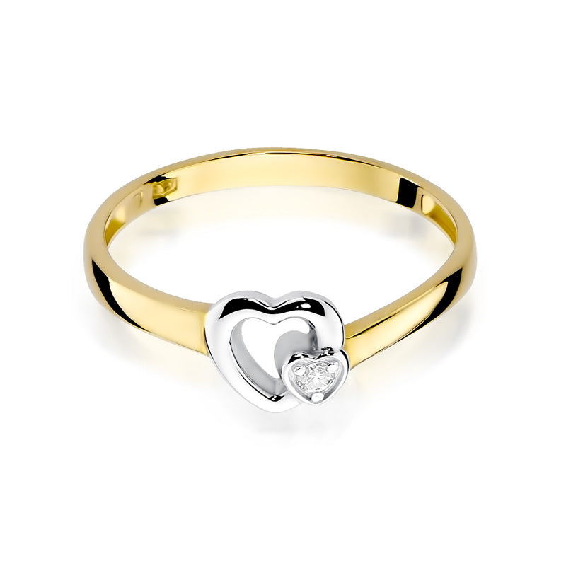Ein stilvoller Verlobungsring aus 585er Gelbgold mit zwei ineinandergreifenden Herzen und drei Diamanten. Der Ring zeichnet sich durch seine schlanke Form und die glänzende Oberfläche aus, was ihn besonders attraktiv macht.