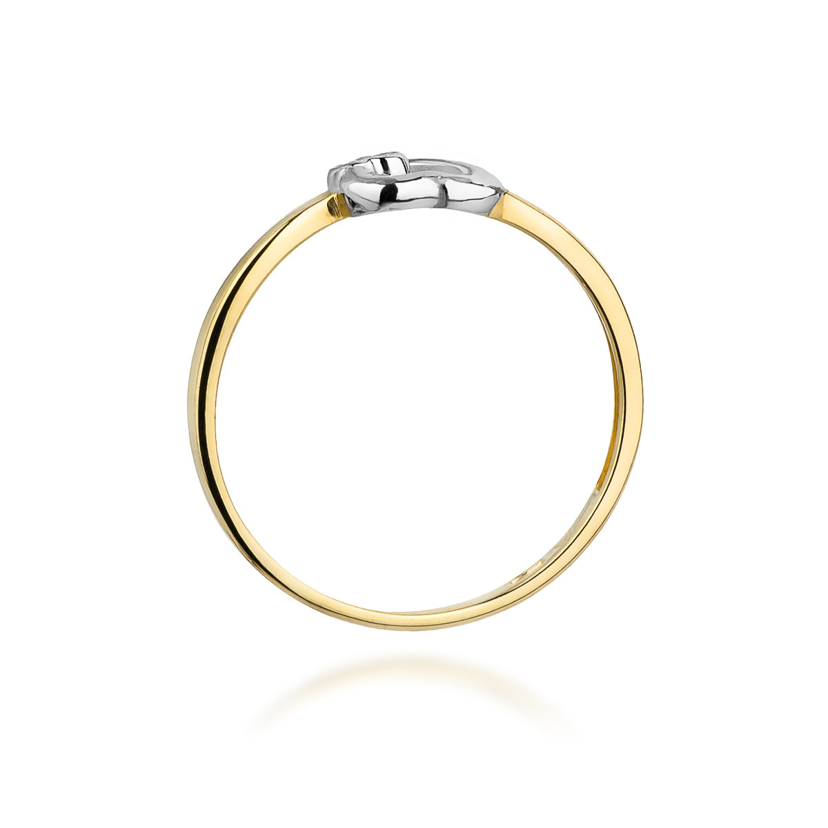 Seitenansicht eines eleganten Verlobungsrings aus 585er Gelbgold mit zwei ineinandergreifenden Herzen und drei funkelnden Diamanten. Der Ring zeigt eine zarte und schlichte Bandbreite, die die Herzen und Diamanten hervorhebt.