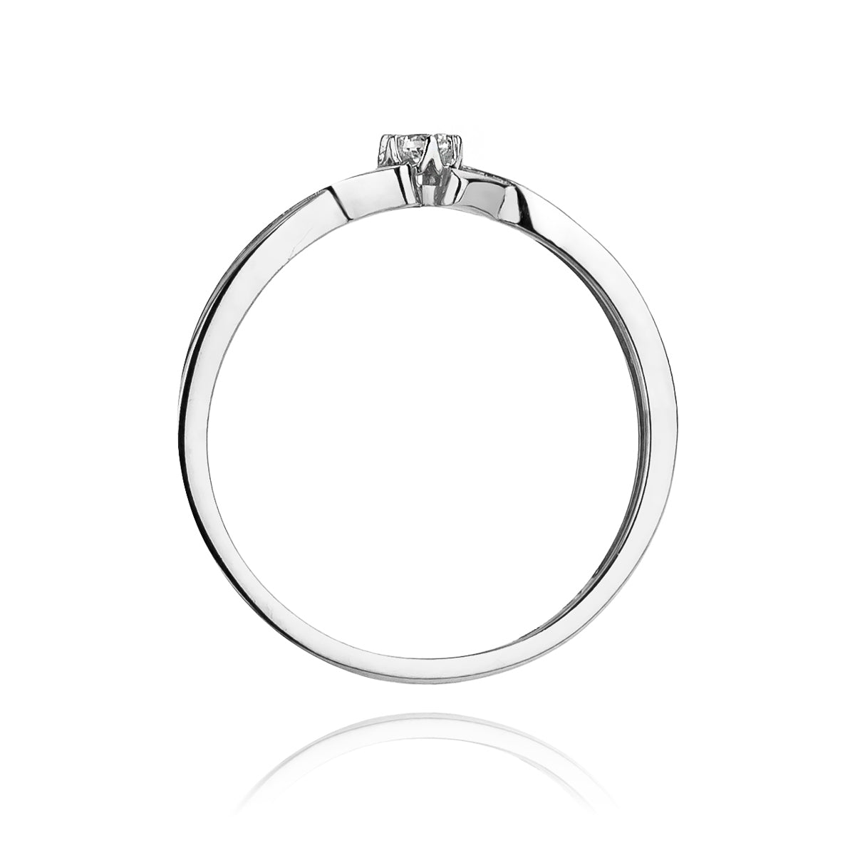 Seitliche Ansicht eines Verlobungsrings aus 585er Weißgold mit einem 0.04ct Diamanten. Das schlichte und elegante Design wird hervorgehoben.