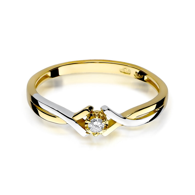 Der Verlobungsring aus 585er Gold mit einem 0.04ct Diamanten wird an der Hand getragen und zeigt seinen eleganten und funkelnden Stil.