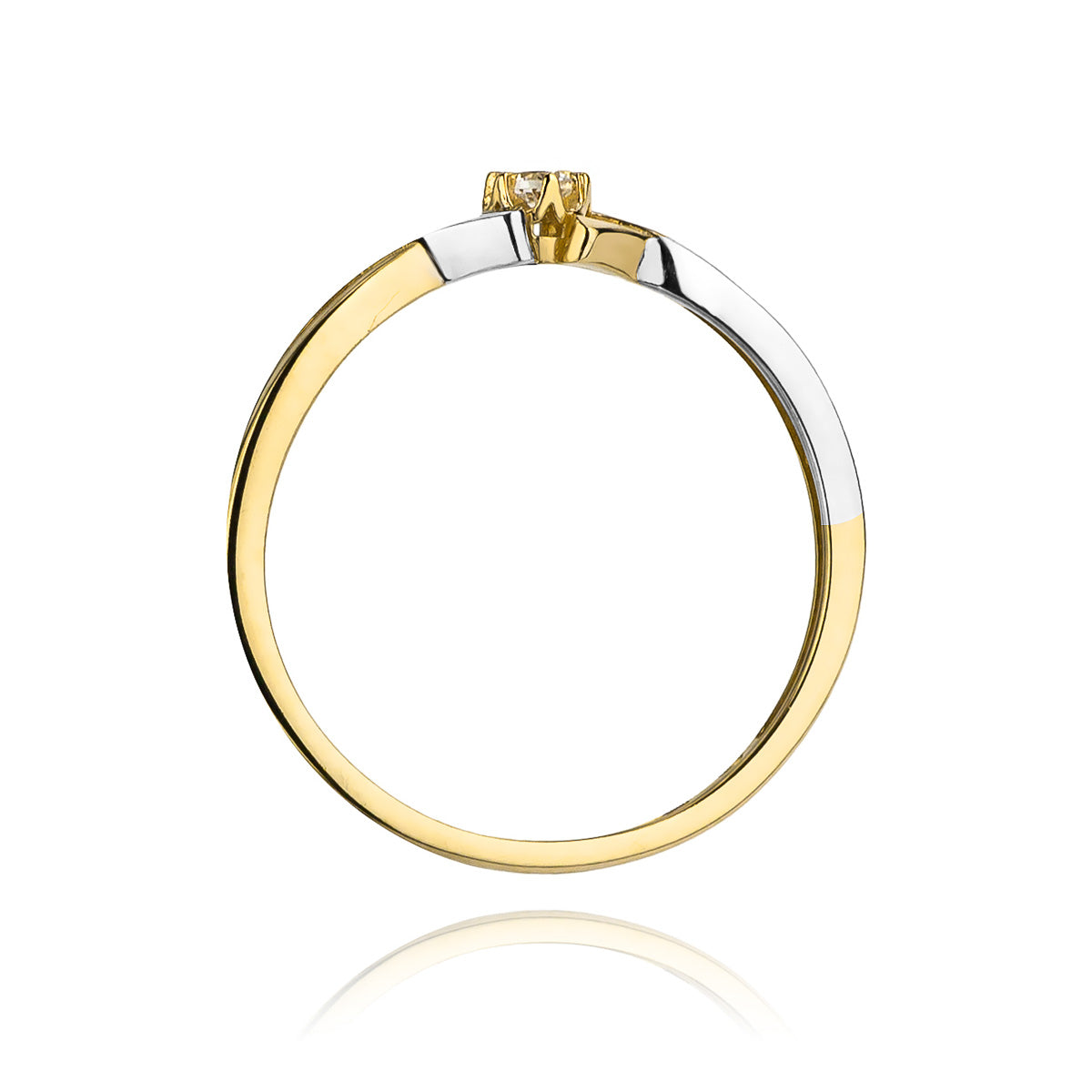 Verlobungsring aus 585er Gold mit einem 0.04ct Diamanten in Nahaufnahme. Die Kombination aus Gold und Weißgold betont das funkelnde Design.