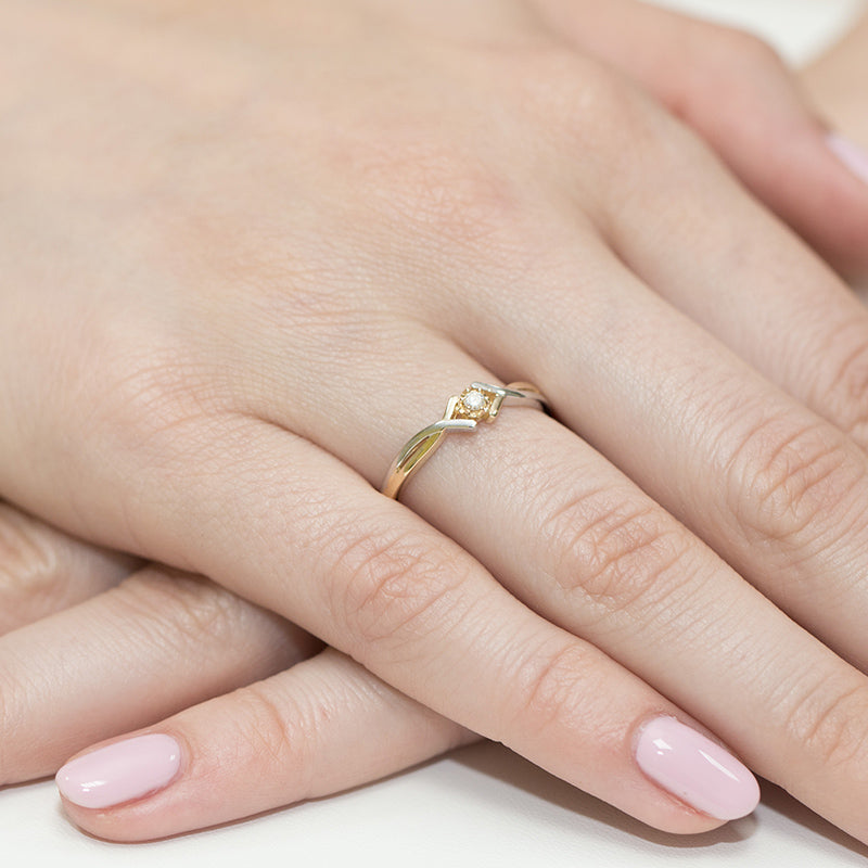 Eleganter Verlobungsring aus 585er Gold mit einem funkelnden 0.04ct Diamanten. Das Design kombiniert Gold und Weißgold zu einem einzigartigen Stil.