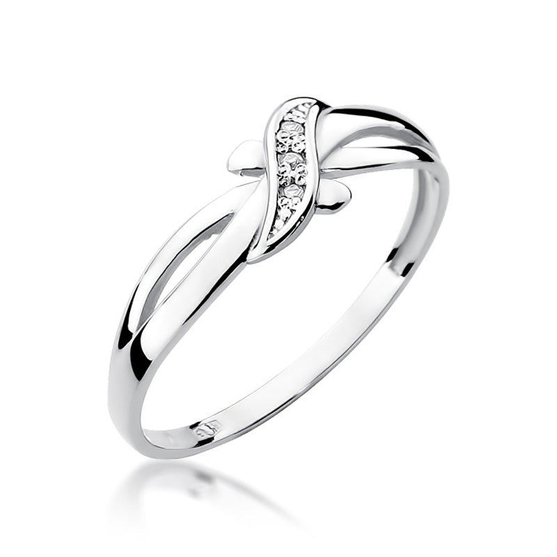 Verlobungsring aus Weißgold 585 mit drei Diamanten in schräger Ansicht. Der Ring hat ein zartes, geschwungenes Design mit funkelnden Steinen auf der Oberseite.