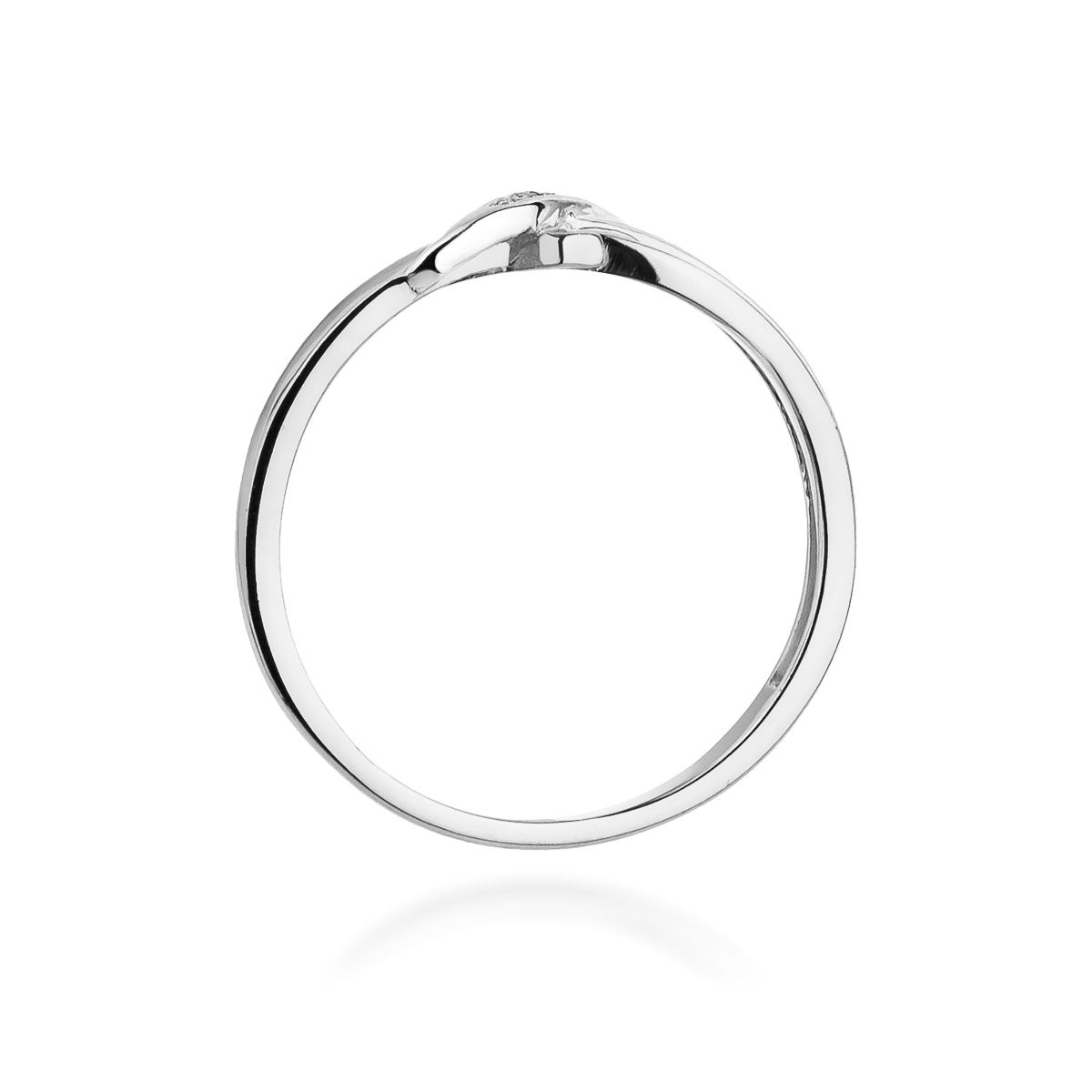 Verlobungsring aus Weißgold 585 mit drei Diamanten in seitlicher Ansicht. Der Ring zeigt ein schlichtes und elegantes Design mit funkelnden Steinen, die die Vorderseite des Rings zieren.