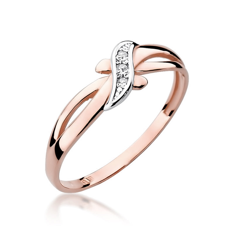 Verlobungsring aus Rotgold 585 mit drei Diamanten in schräger Ansicht. Der Ring zeigt ein filigranes und elegantes Design mit funkelnden Steinen auf der Vorderseite.
