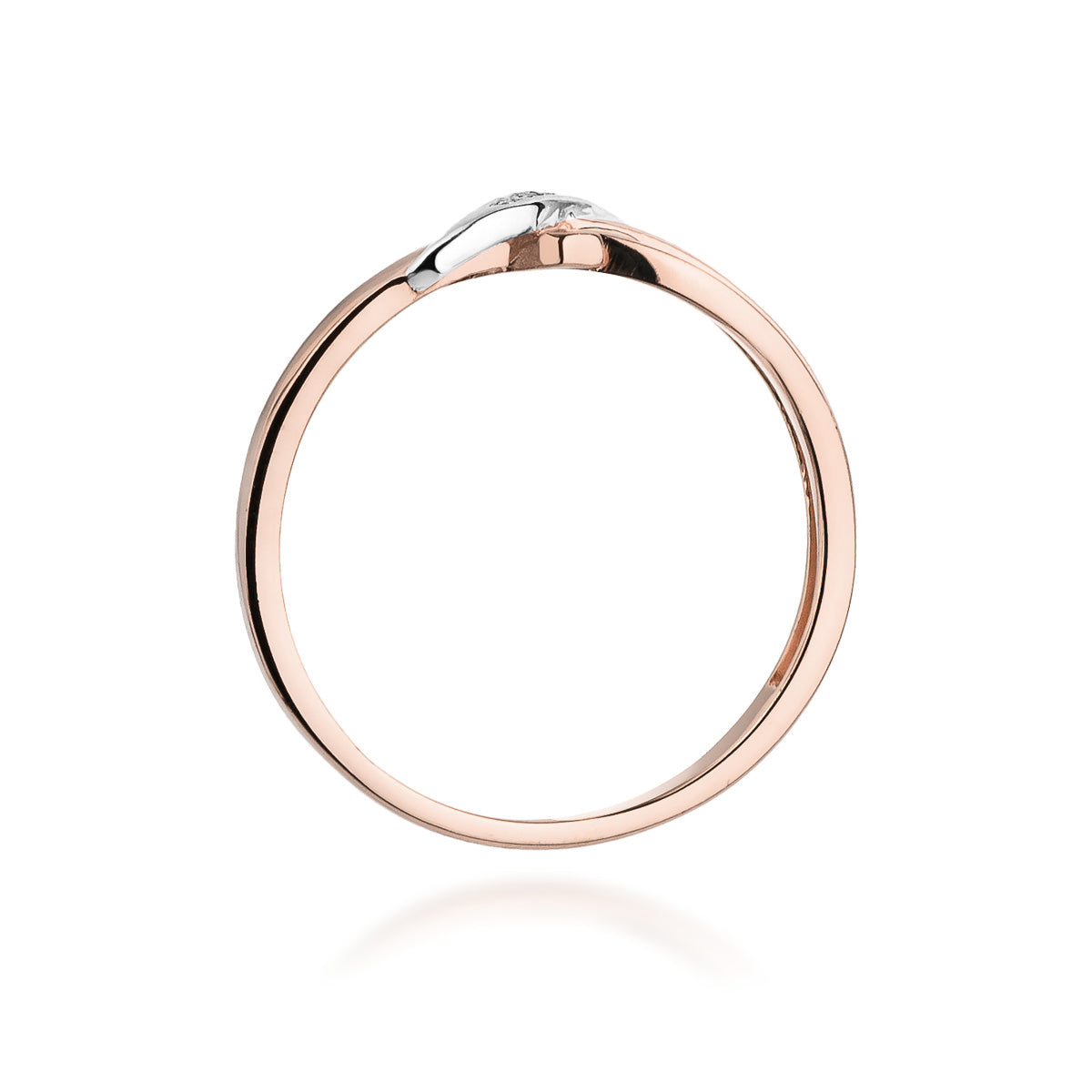 Verlobungsring aus Rotgold 585 mit drei Diamanten in seitlicher Ansicht. Der Ring hat ein geschwungenes Design mit funkelnden Steinen auf der Oberseite.