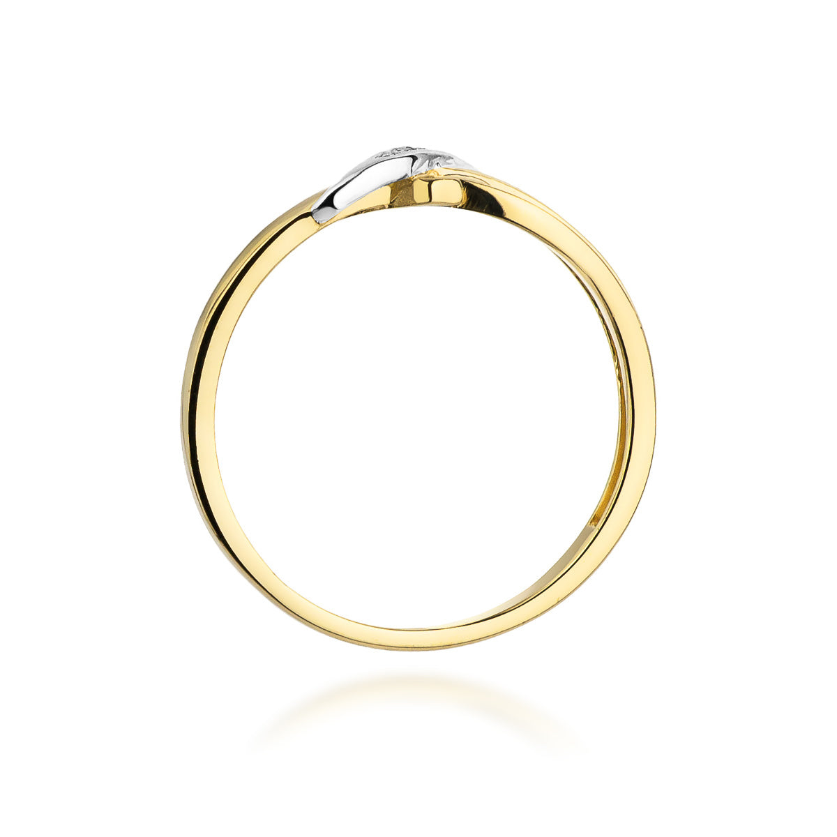 Verlobungsring aus Gelbgold 585 mit drei Diamanten in seitlicher Ansicht. Der Ring zeigt ein elegantes, geschwungenes Design mit funkelnden Steinen, die sich um den Finger winden.