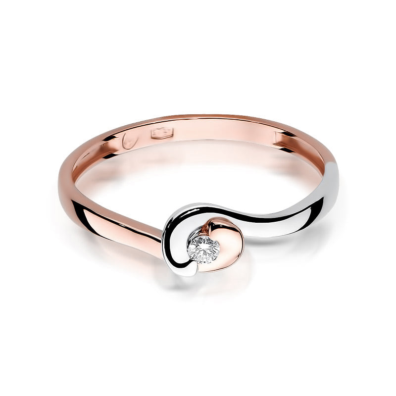 Seitenansicht eines Verlobungsrings aus Roségold 585 mit einem kleinen Diamanten in einer geschwungenen Fassung, präsentiert auf einem weißen Hintergrund.