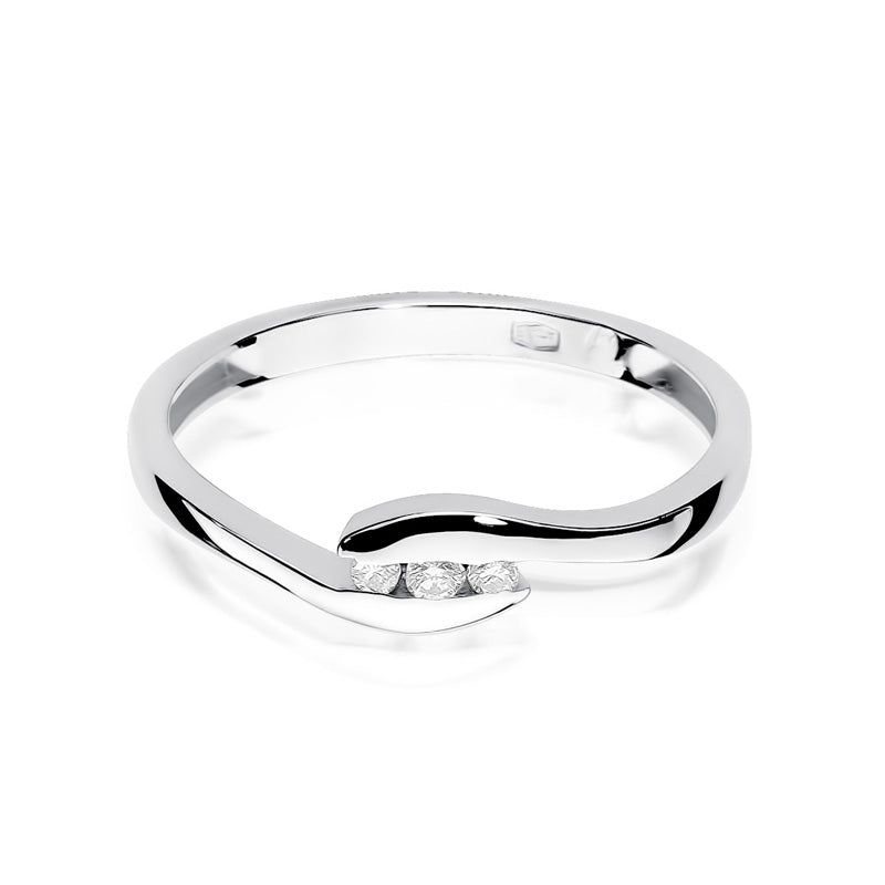 Verlobungsring aus 585er Weißgold mit drei Diamanten, seitlich fotografiert. Der Ring zeigt eine glänzende und polierte Oberfläche.