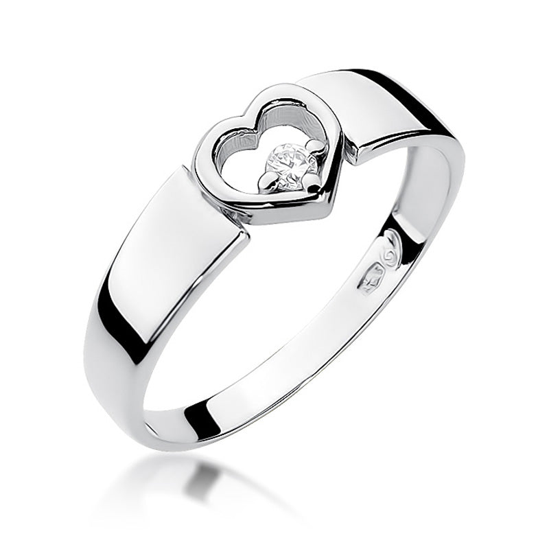 Ein luxuriöser Verlobungsring aus 585er Weißgold mit einem zentralen Herzdesign, das einen funkelnden Diamanten umfasst. Der Ring zeigt eine glänzende Oberfläche und ein elegantes Design.