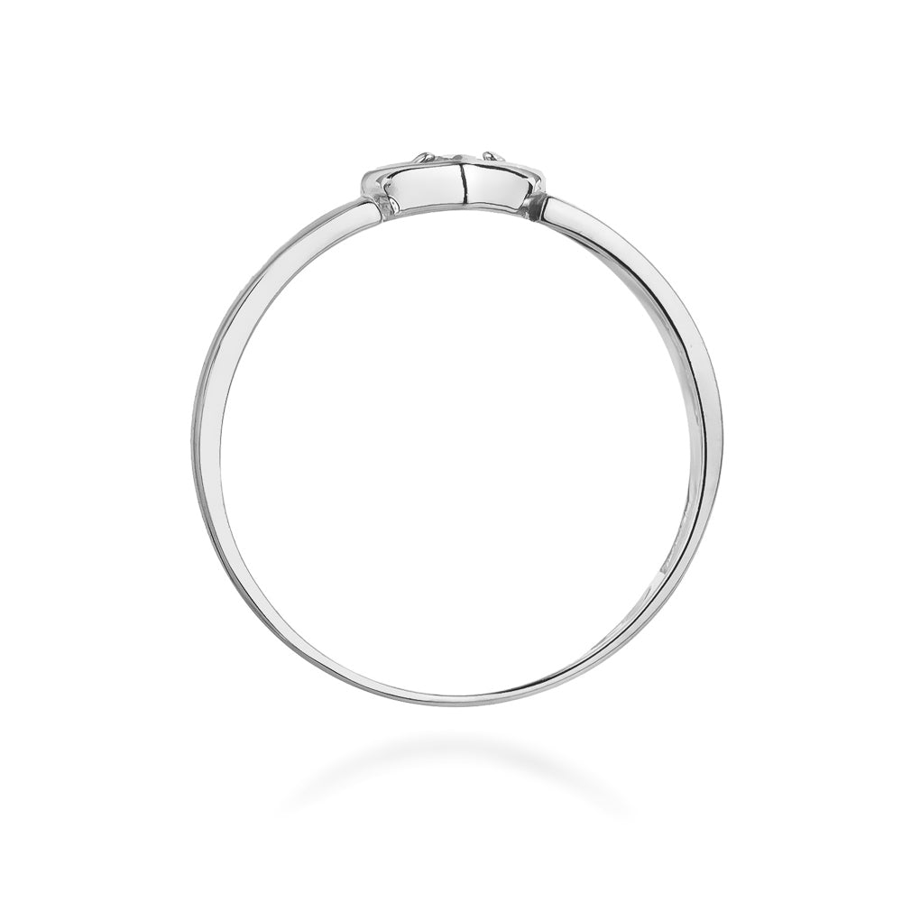 Seitenansicht eines Verlobungsrings aus 585er Weißgold, der ein Herzdesign mit einem funkelnden Diamanten zeigt. Der Ring hat eine schlanke, elegante Form und eine glänzende Oberfläche.