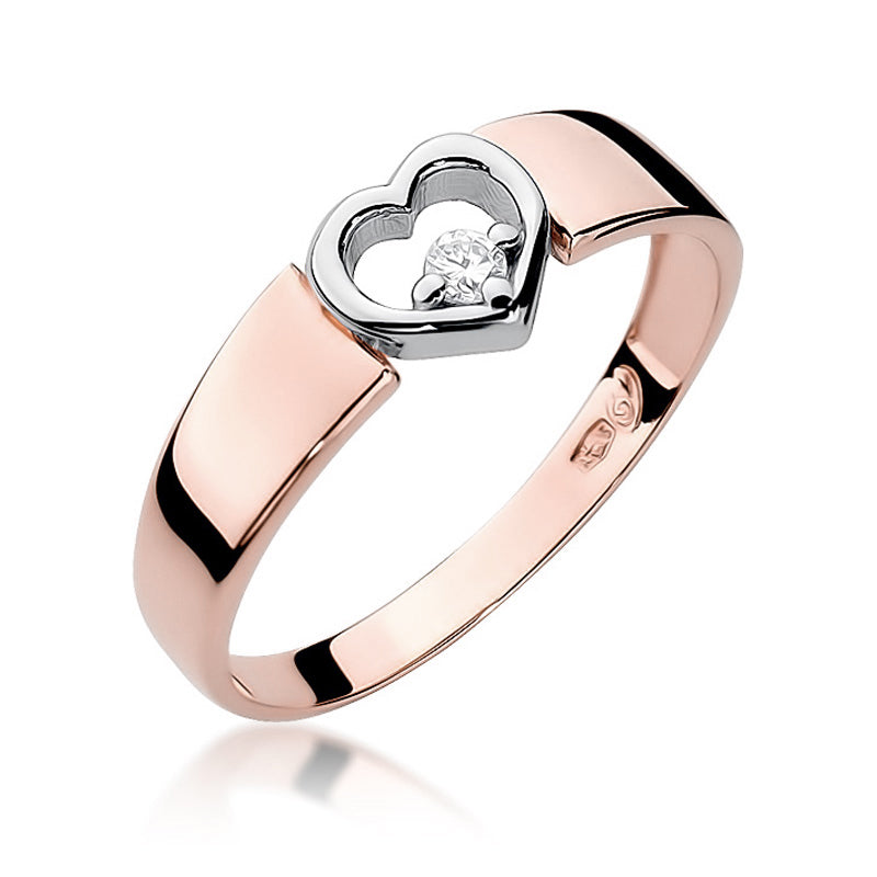 Ein luxuriöser Verlobungsring aus 585er Roségold mit einem zentralen Herzdesign, das einen funkelnden Diamanten umfasst. Der Ring zeigt eine glänzende Oberfläche und ein elegantes Design.