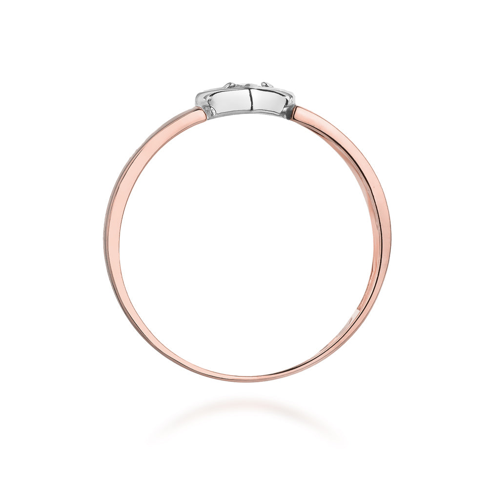 Seitenansicht eines Verlobungsrings aus 585er Roségold, der ein Herzdesign mit einem funkelnden Diamanten zeigt. Der Ring hat eine schlanke, elegante Form und eine glänzende Oberfläche.