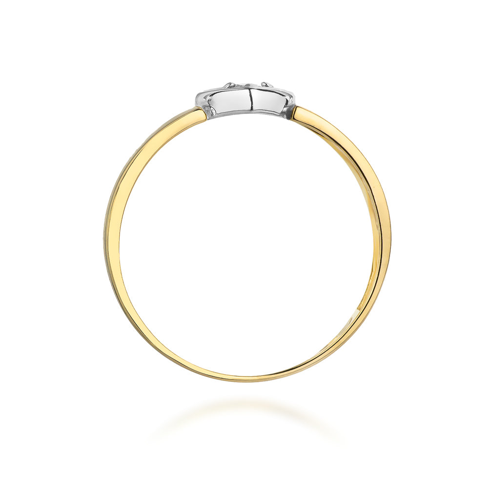 Seitenansicht eines Verlobungsrings aus 585er Gold, der ein Herzdesign mit einem funkelnden Diamanten zeigt. Der Ring hat eine schlanke, elegante Form und eine glänzende Oberfläche.