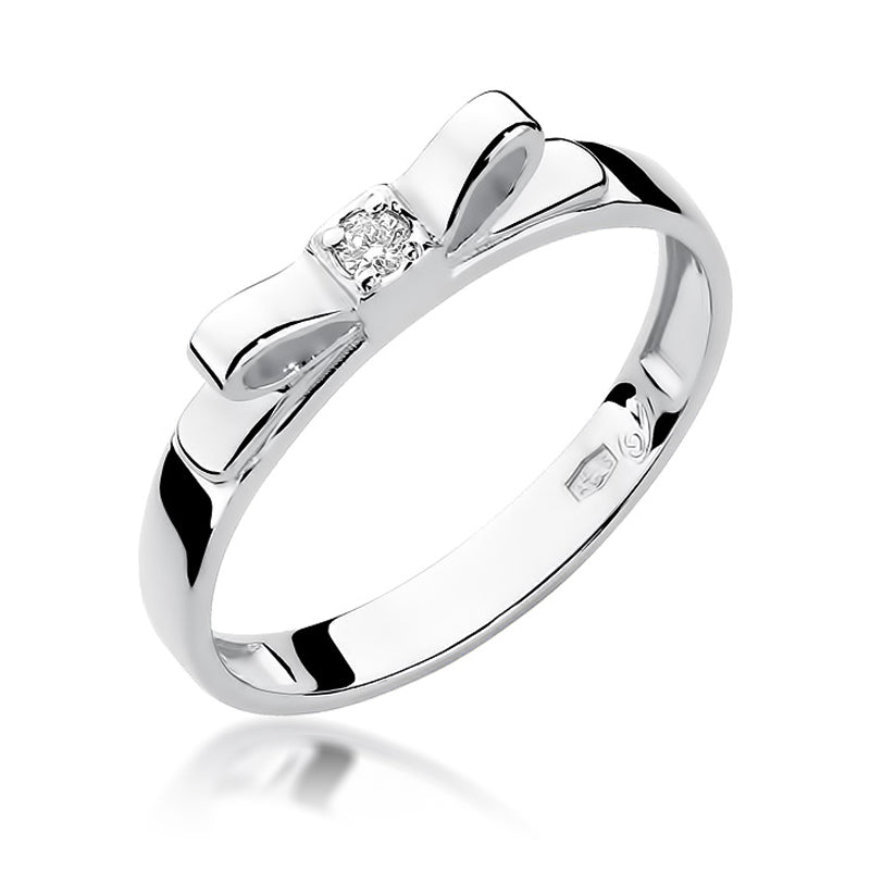Ein eleganter Silberring mit einer zarten Schleife und einem kleinen Diamanten in der Mitte. Der Ring hat ein glänzendes und raffiniertes Design.