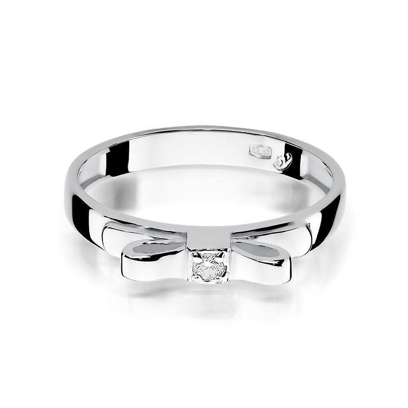 Ein Silberring mit einer zarten Schleife und einem kleinen Diamanten in der Mitte. Der Ring ist schlicht, glänzend und ideal für besondere Anlässe.