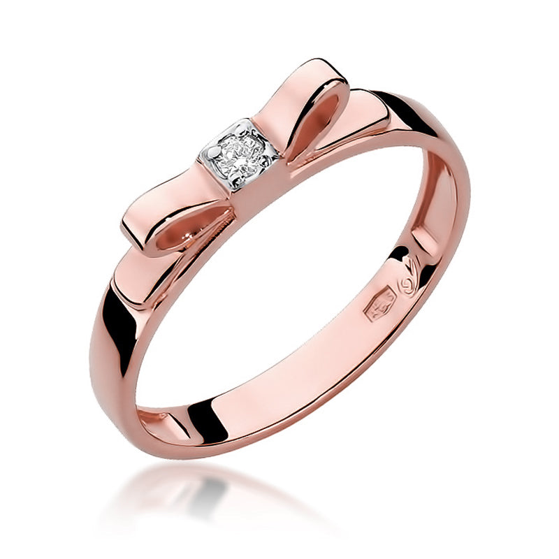Ein eleganter Roségold-Ring mit einer zarten Schleife und einem kleinen Diamanten in der Mitte. Der Ring hat ein glänzendes und raffiniertes Design.