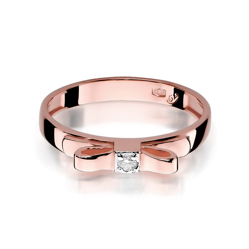 Ein Roségold-Ring mit einer zarten Schleife und einem kleinen Diamanten in der Mitte. Der Ring ist schlicht, glänzend und ideal für besondere Anlässe.