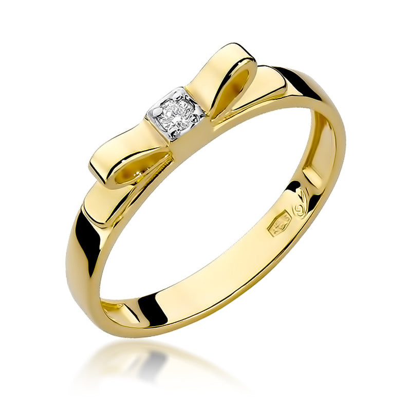 Ein eleganter Goldring mit einer zarten Schleife und einem kleinen Diamanten in der Mitte. Der Ring hat ein glänzendes Finish und ein schlichtes, aber raffiniertes Design.