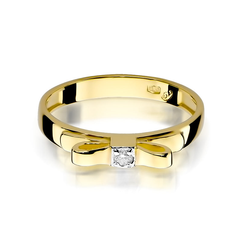 Ein Goldring mit einer zarten Schleife und einem kleinen Diamanten in der Mitte. Der Ring ist elegant und glänzend, ideal für besondere Anlässe.