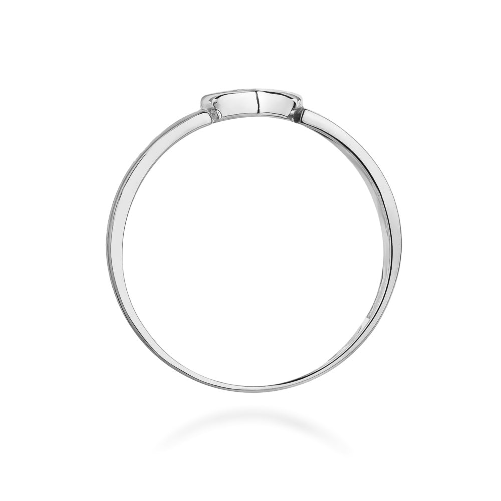 Seitliche Ansicht eines Verlobungsrings aus 585er Weißgold mit einem Herzdesign und acht Diamanten. Die Schiene des Rings ist dünn und elegant.