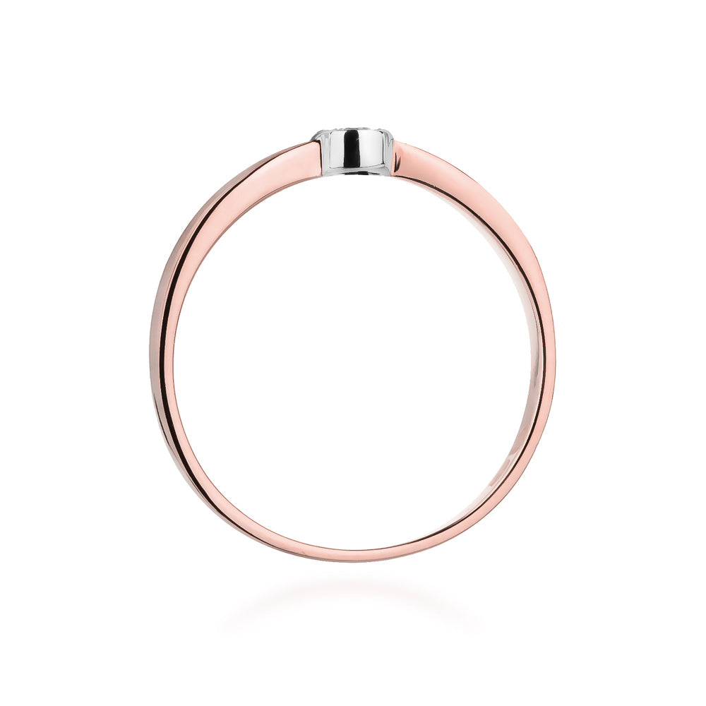 Seitenansicht des eleganten Verlobungsrings in 14K Roségold mit einem Diamanten.