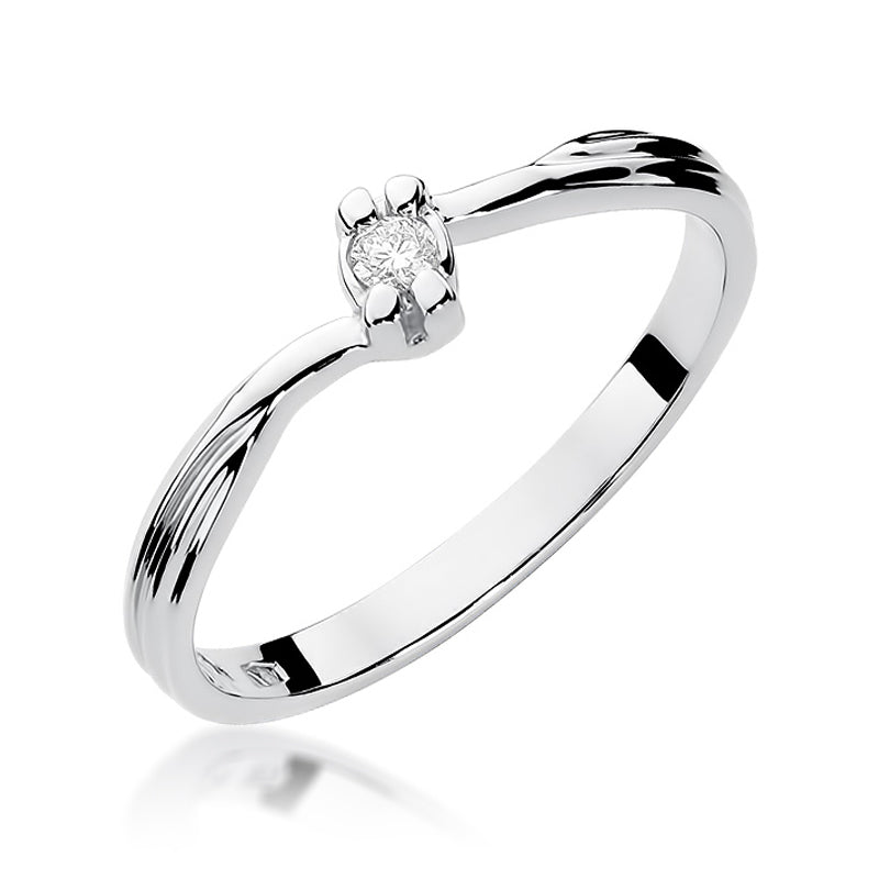 Ein eleganter Verlobungsring aus Weißgold mit einem zentralen, funkelnden Diamanten in einer klassischen Fassung.