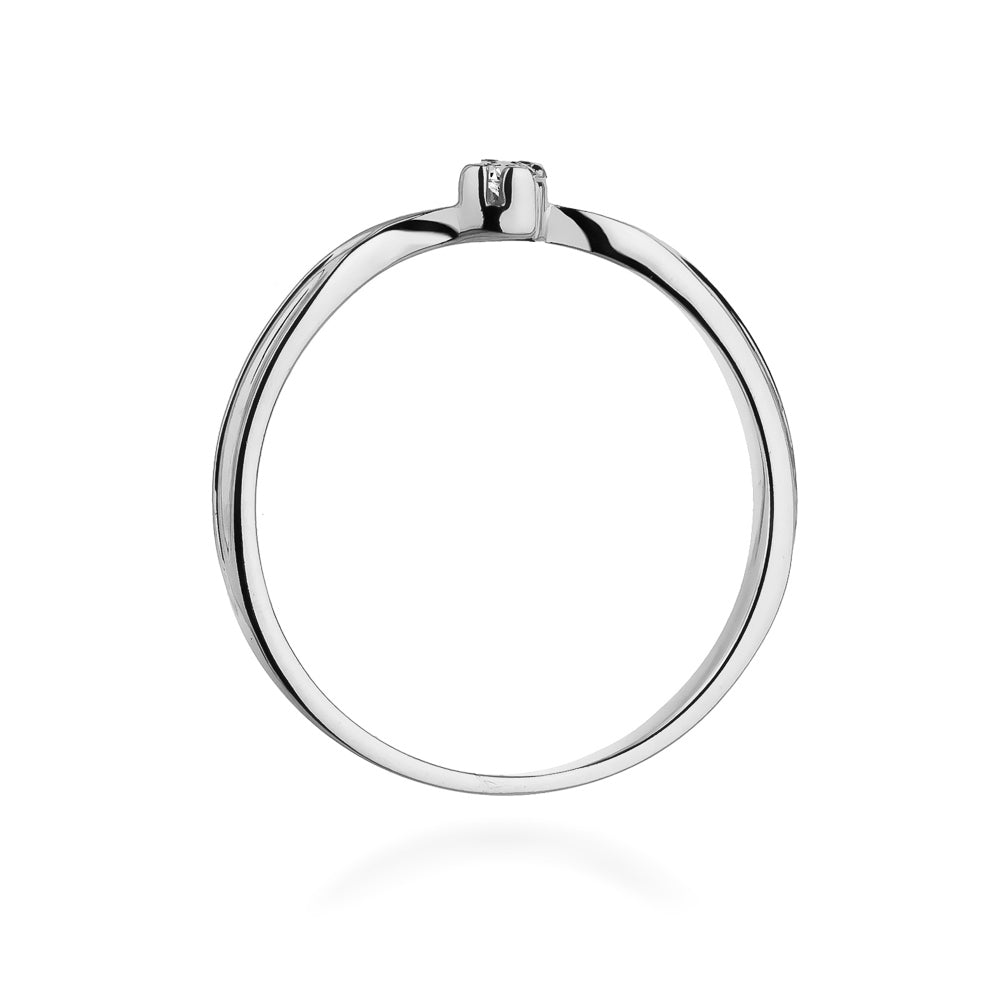 Seitenansicht eines eleganten Verlobungsrings aus Weißgold mit einem einzelnen, brillant geschliffenen Diamanten.