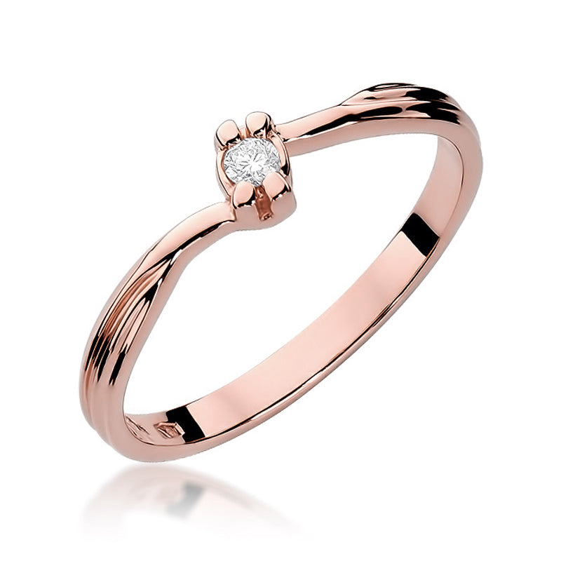 Ein eleganter Verlobungsring aus Roségold mit einem zentralen, funkelnden Diamanten in einer klassischen Fassung.