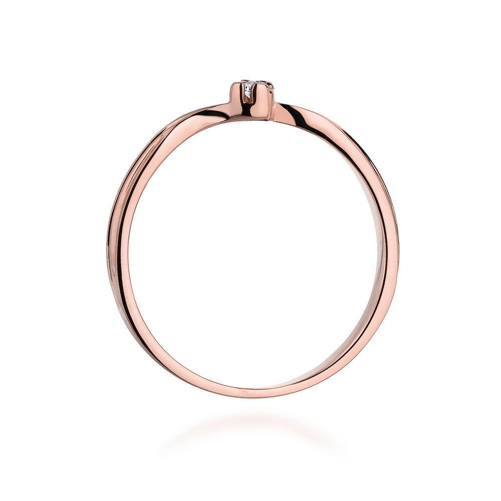 Seitenansicht eines eleganten Verlobungsrings aus Roségold mit einem einzelnen, brillant geschliffenen Diamanten.