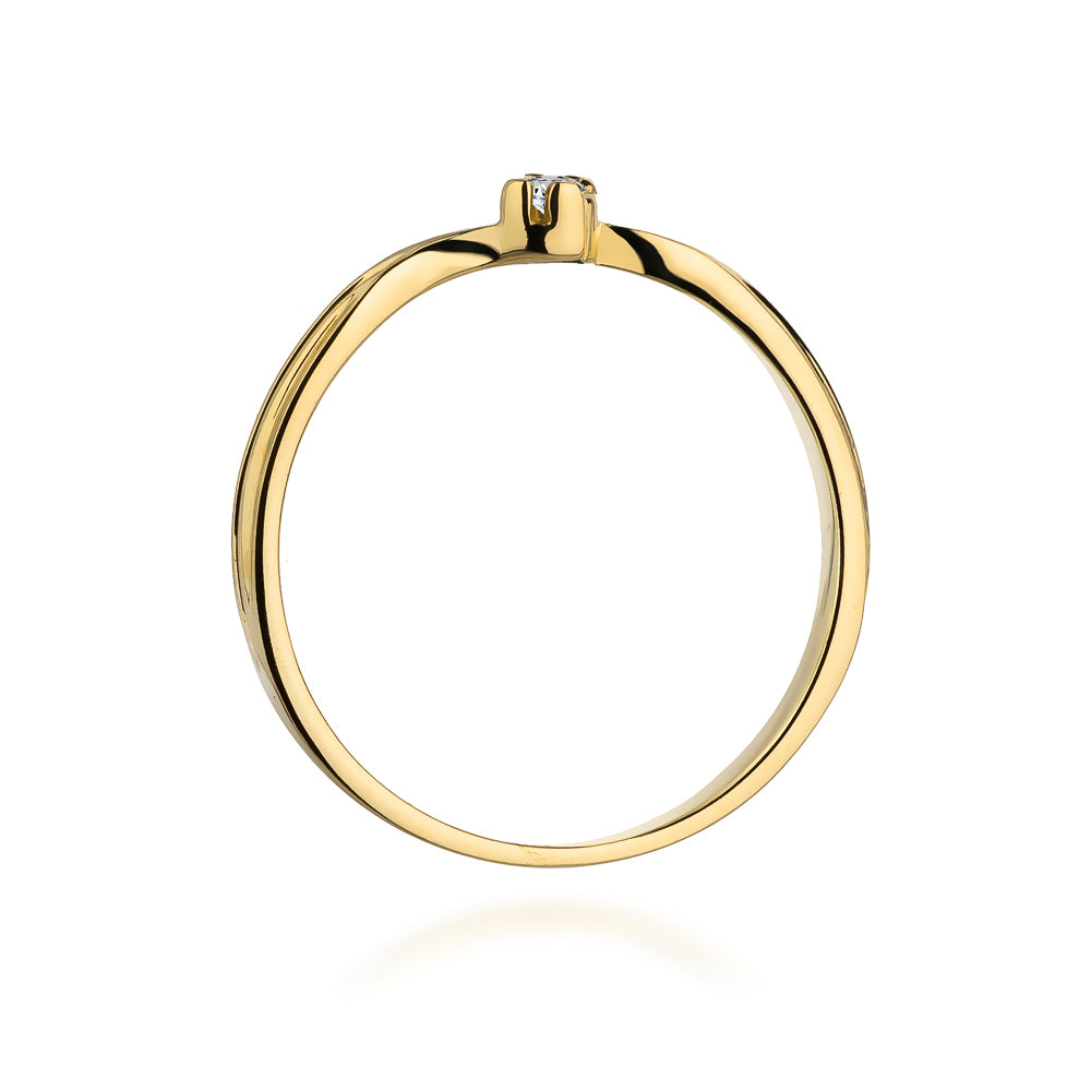Seitenansicht eines eleganten Verlobungsrings aus Gelbgold mit einem einzelnen Diamanten in einer minimalistischen Fassung.