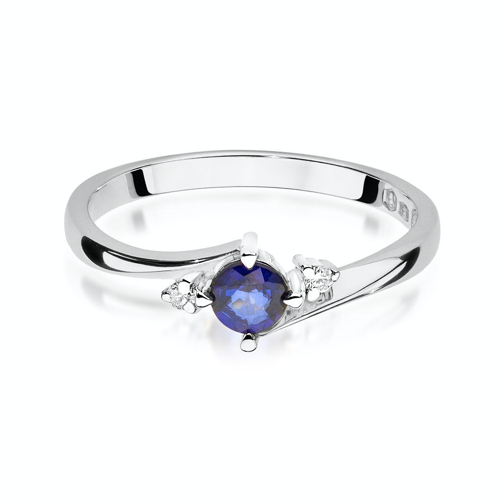 Verlobungsring aus Weißgold 585 mit einem runden blauen Saphir und zwei kleinen Diamanten an den Seiten, die den Saphir hervorheben.