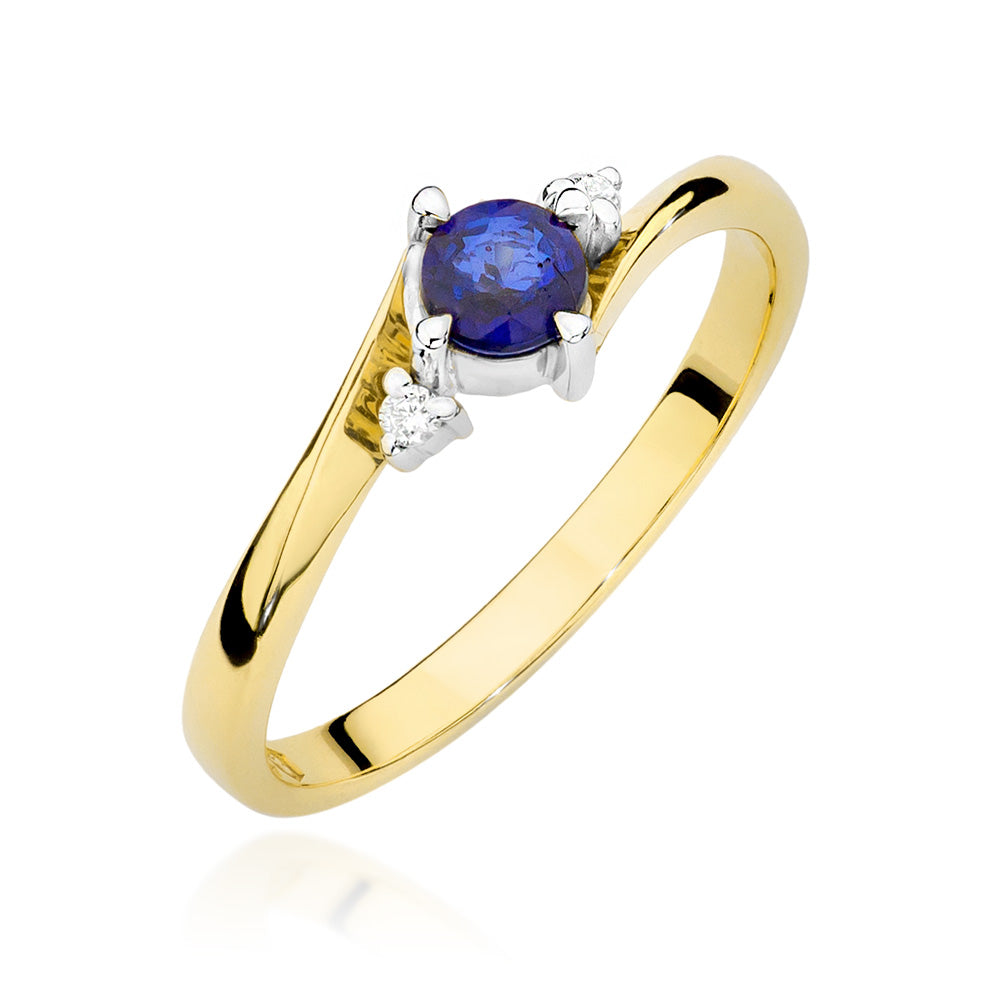 Nahaufnahme eines Verlobungsrings aus Gold 585 mit einem runden blauen Saphir und zwei kleinen funkelnden Diamanten an den Seiten, die das Design betonen.