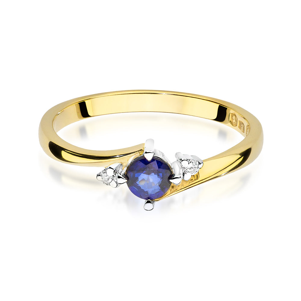 Detailansicht eines Verlobungsrings aus Gold 585 mit einem runden blauen Saphir in der Mitte und zwei kleinen Diamanten an den Seiten, die das Design schmücken.