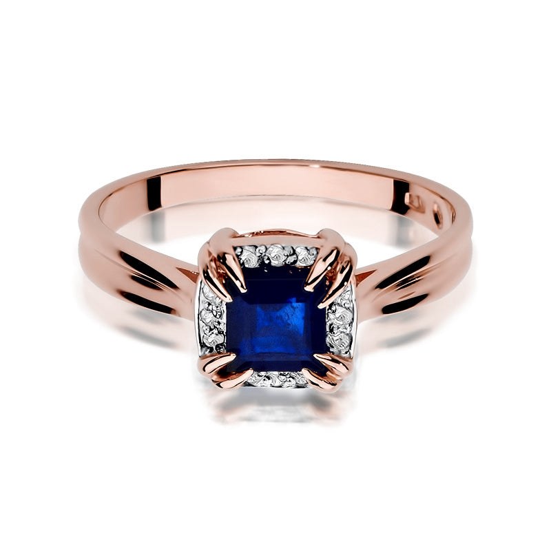 Ein roségoldener Verlobungsring mit einem quadratisch geschliffenen blauen Saphir und kleinen Diamanten, von vorne fotografiert, freigestellt auf weißem Hintergrund.