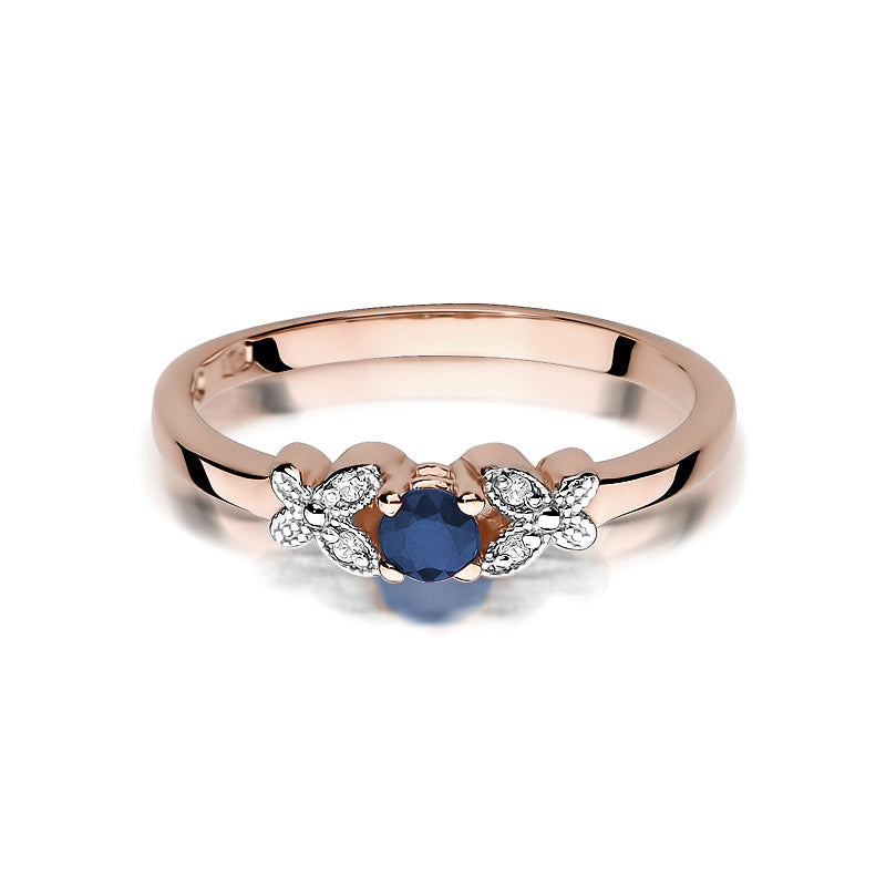 Der Roségold-Ring wird frontal gezeigt, wobei der zentrale blaue Saphir und die vier funkelnden Diamanten klar erkennbar sind.
