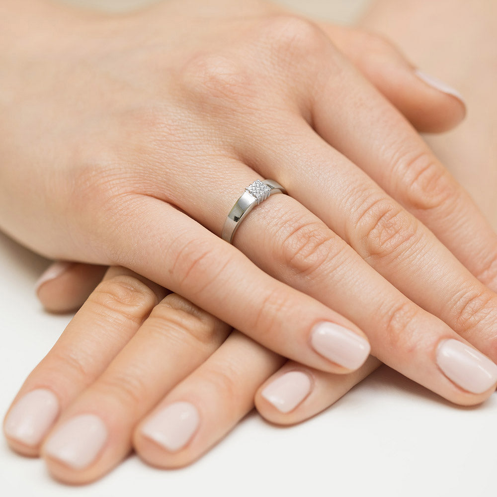 Nahaufnahme eines Verlobungsrings aus Weißgold 585 mit 9 Diamanten auf einer Hand – W-417