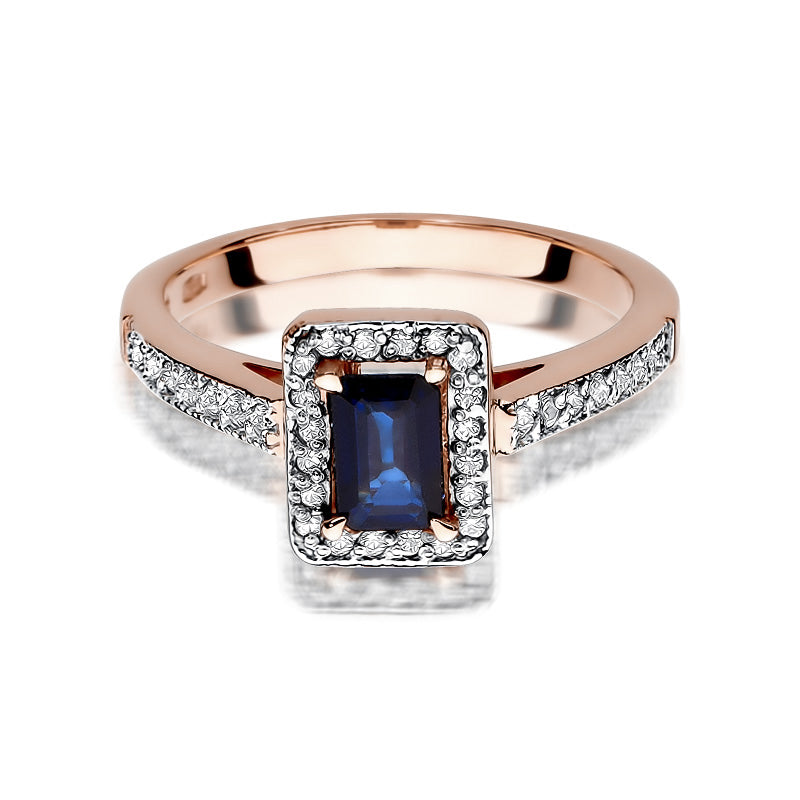 Frontansicht eines 585er Gold-Verlobungsrings mit einem zentralen blauen Saphir im Oktagon-Schliff, umgeben von 34 Diamanten. Der Ring strahlt Eleganz und Exklusivität aus.