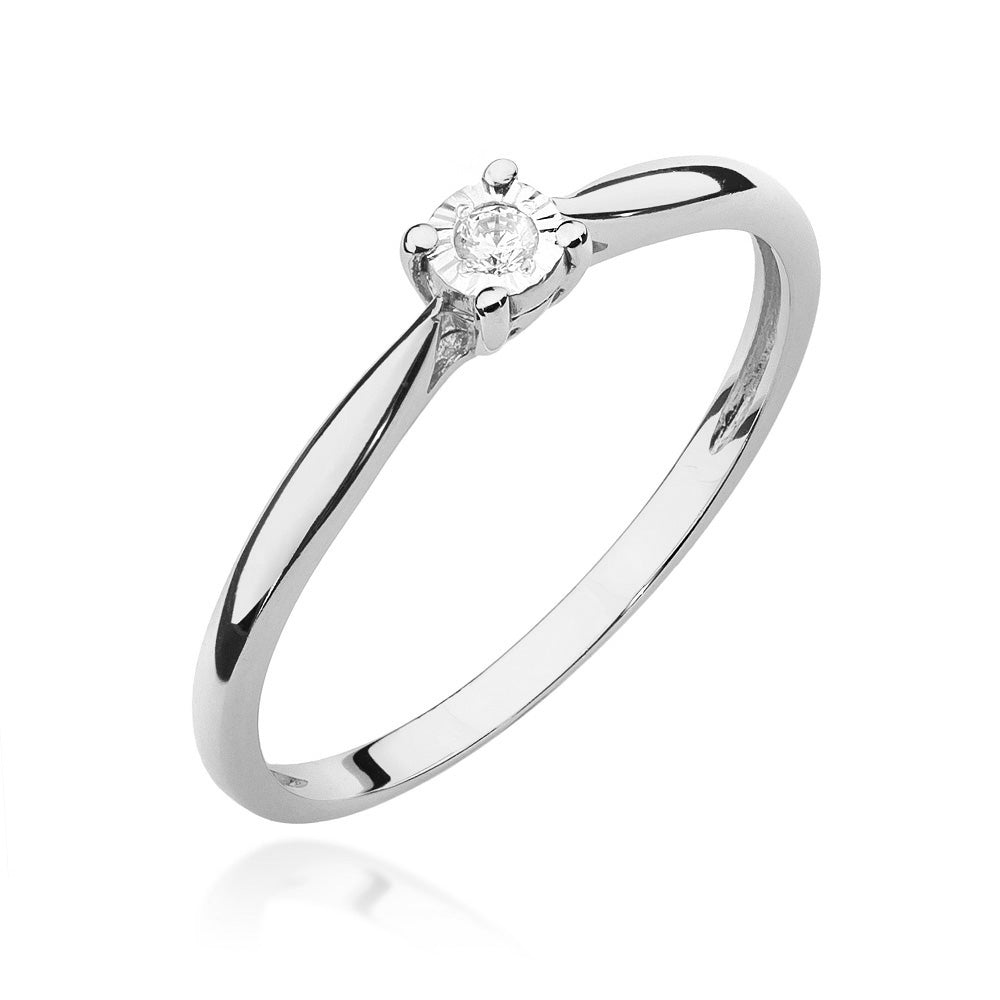 Ein eleganter Verlobungsring aus Weißgold 585 mit einem brillanten Diamanten von 0,03 Karat. Ein schlichtes und doch auffälliges Schmuckstück, das die Ewigkeit symbolisiert.