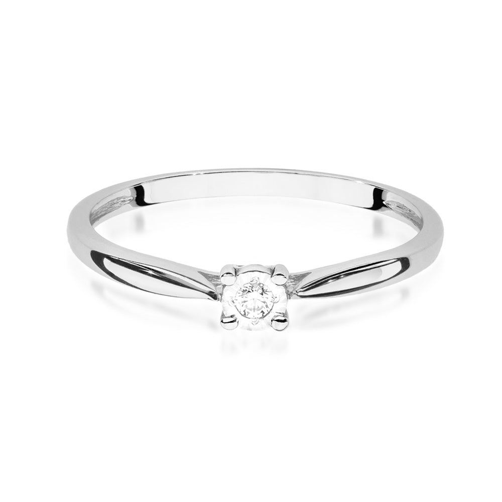 Der edle Verlobungsring aus Weißgold 585 zeigt einen funkelnden Diamanten von 0,03 Karat. Ein Zeichen der Liebe und ein Versprechen für die Zukunft, perfekt verarbeitet und elegant gestaltet.