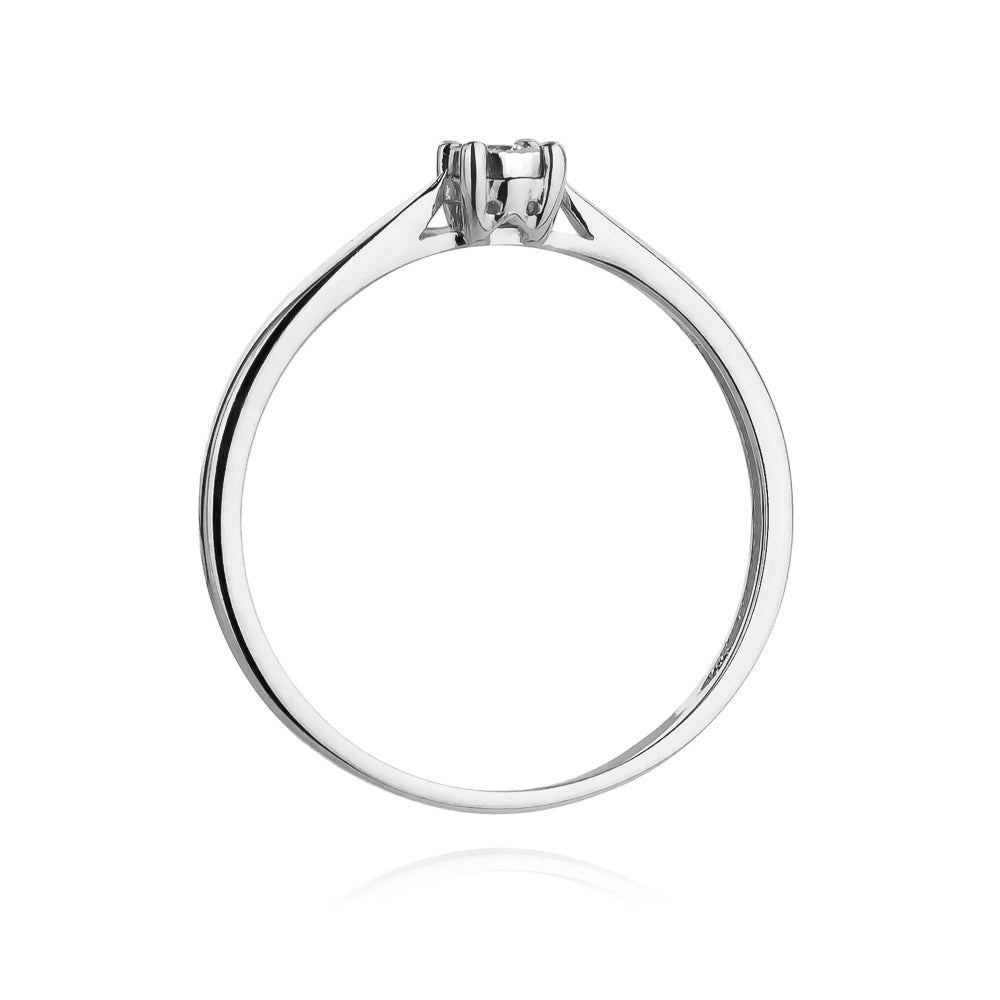 Die filigrane Seitenansicht des Verlobungsrings aus Weißgold 585 zeigt die Detailgenauigkeit und die hohe Qualität der Verarbeitung. Der 0,03 Karat Diamant erstrahlt in vollem Glanz und macht diesen Ring zu einem wahren Hingucker.